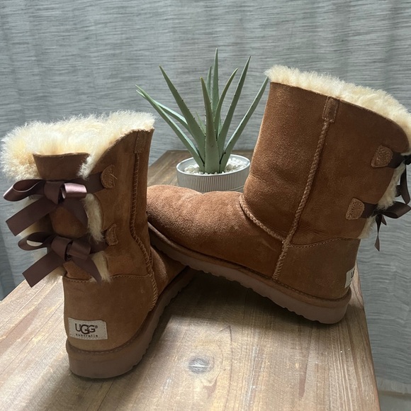 UGG AUSTRALIA Women’s BAILEY BOW II Size 8 - Picture 7 of 9